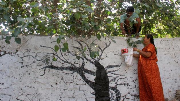 Around 50 hutment walls in the area have been painted. (Bhushan Koyande/HT PHOTO) Around 50 hutment walls in the area have been painted. (Bhushan Koyande/HT PHOTO)