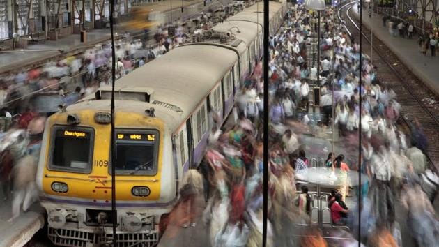 The Western Railway (WR) plans to run 15-coach trains on the slow corridor between Andheri and Virar stations.(HT File)