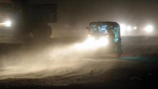This photo taken on May 2, 2018 shows an auto rickshaw driving through a dust storm in Mathura, Uttar Pradesh.(AFP) This photo taken on May 2, 2018 shows an auto rickshaw driving through a dust storm in Mathura, Uttar Pradesh.(AFP)