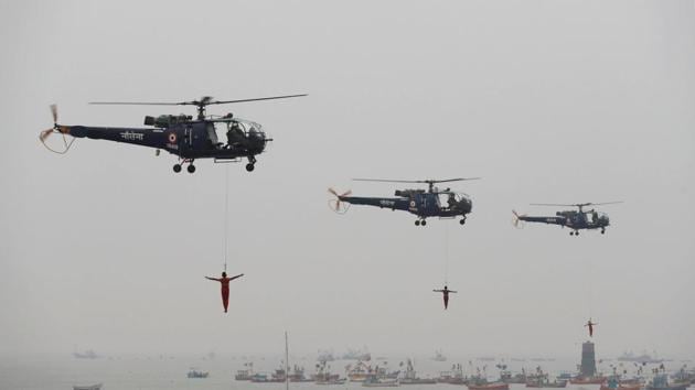 Indian Navy marine commandos demonstrate their skills during Navy Day celebrations in Mumbai.(REUTERS F)