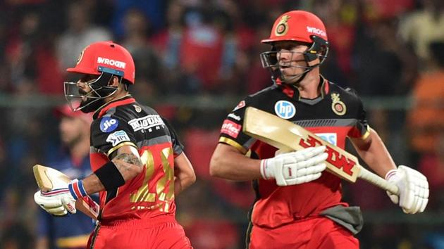 Royal Challengers Bangalore’s AB De Villiers and Virat Kohli run between the wickets during a IPL 2018 match against Delhi Daredevils at Chinnaswamy Stadium in Bengaluru.(PTI)