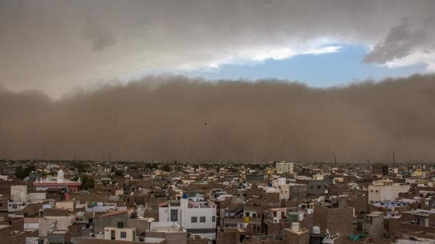 A dust storm approaches the city of Bikaner on Wednesday.(PTI Photo) A dust storm approaches the city of Bikaner on Wednesday.(PTI Photo)
