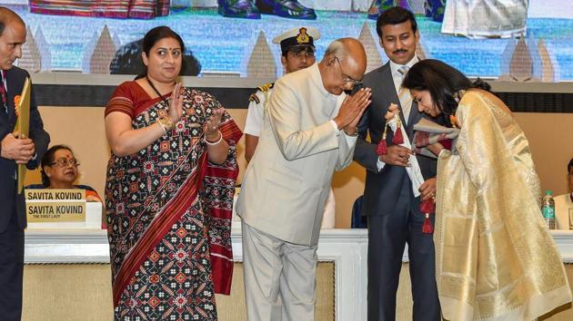 President Ram Nath Kovind confers the Dadasaheb Phalke Award on veteran actor Vinod Khanna (posthumously), being received by his son Akshay Khanna (extreme left) and wife Kavita Khanna (extreme right), during the 65th National Film Awards function at Vigyan Bhavan in New Delhi on Thursday.(PTI)
