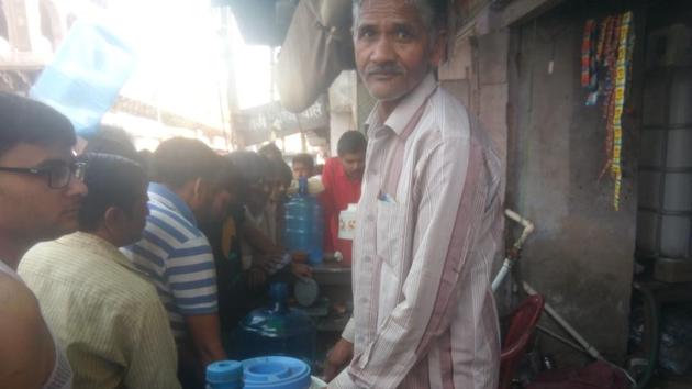 Nineteen people died in Bharatpur and eight in Dholpur in the sand storm. Schools in Bharatpur remained closed due to lack of power and water supply.(HT PHOTO)