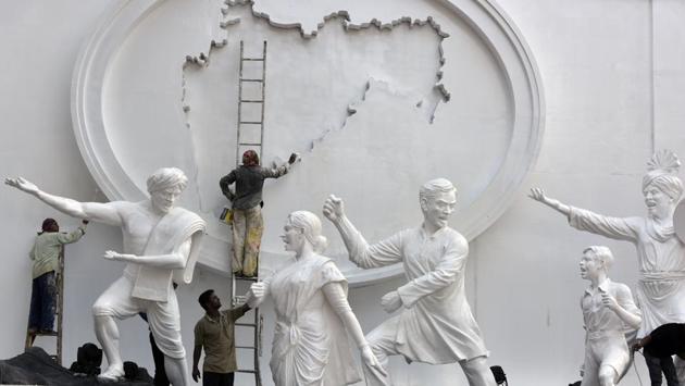 Workers paint statues at the Samyukta Maharashtra Smruti Dalan on the eve of Maharashtra Day in Mumbai on April 30, 2018. (Kunal Patil / HT Photo) Workers paint statues at the Samyukta Maharashtra Smruti Dalan on the eve of Maharashtra Day in Mumbai on April 30, 2018. (Kunal Patil / HT Photo)
