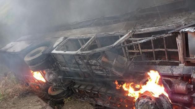 A bus caught fire after it overturned on the NH 28 near Chetwa village in Motihari district, Bihar on Thursday.(hHT Photo) A bus caught fire after it overturned on the NH 28 near Chetwa village in Motihari district, Bihar on Thursday.(hHT Photo)