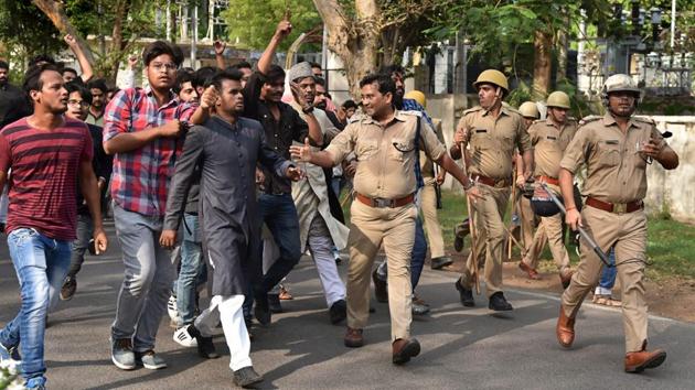 Police try to quell protests at the Aligarh Muslim University on Wednesday.(PTI photo) Police try to quell protests at the Aligarh Muslim University on Wednesday.(PTI photo)