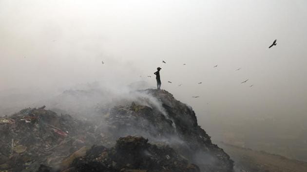 Garbage burning at Bhalswa Landfill in New Delhi. (Sanchit Khanna/HT File Photo) Garbage burning at Bhalswa Landfill in New Delhi. (Sanchit Khanna/HT File Photo)
