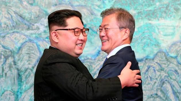 North Korean leader Kim Jong Un, left, and South Korean President Moon Jae-in embrace each other after signing a joint statement at the border village of Panmunjom in the Demilitarized Zone, South Korea on April 28.(AP file photo)