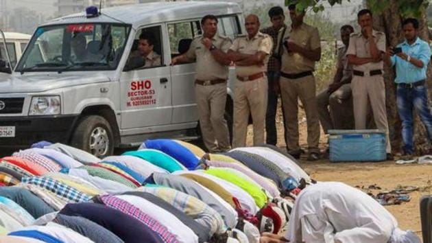 File photo of Muslim community members offering namaz as police personnel look on, in Gurugram.(PTI Photo) File photo of Muslim community members offering namaz as police personnel look on, in Gurugram.(PTI Photo)