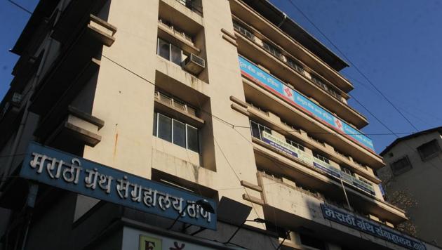 The 135-year-old Marathi Grantha Sanghralaya opposite the Thane Zilla Parishad office.(Praful Gangurde/HT)