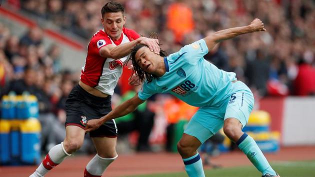 Bournemouth's Nathan Ake in action with Southampton's Dusan Tadic during the Premier League Southampton v AFC Bournemouth match at St Mary's Stadium, in Southampton, England. (David Klein / REUTERS) Bournemouth's Nathan Ake in action with Southampton's Dusan Tadic during the Premier League Southampton v AFC Bournemouth match at St Mary's Stadium, in Southampton, England. (David Klein / REUTERS)