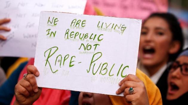 Students shout slogans during a protest against the rape and murder of an eight-year-old girl in Kathua near Jammu, in Srinagar on April 16.(REUTERS)