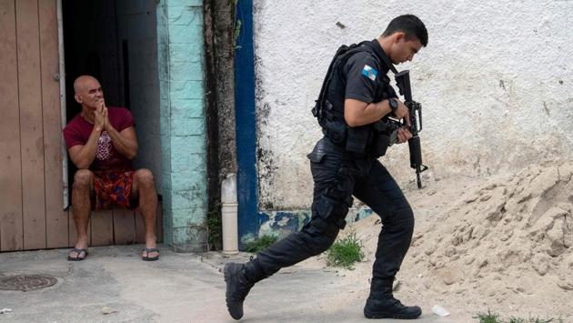 Military Police officers stage an operation at “Cidade de Deus” (City of God) favela in Rio de Janeiro, Brazil. (Mauro Pimentel / AFP) Military Police officers stage an operation at “Cidade de Deus” (City of God) favela in Rio de Janeiro, Brazil. (Mauro Pimentel / AFP)