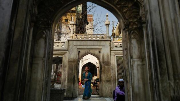 A devotee walks inside the shrine of Sufi saint Khwaja Nizamuddin in New Delhi on May 1, 2018. (Chandan Khanna / AFP) A devotee walks inside the shrine of Sufi saint Khwaja Nizamuddin in New Delhi on May 1, 2018. (Chandan Khanna / AFP)