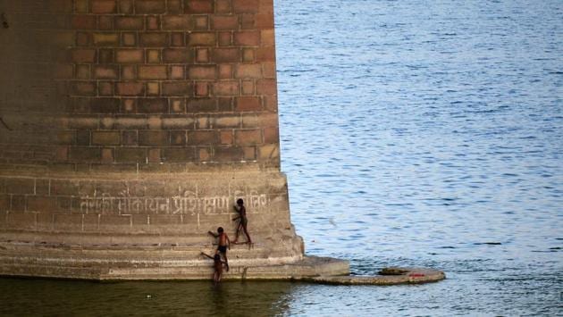 Children search for coins under a railway bridge, offered by Hindu devotees while travelling in trains on the Yamuna river in Allahabad, Uttar Pradesh on April 30, 2018. (Sanjay Kanojia / AFP) Children search for coins under a railway bridge, offered by Hindu devotees while travelling in trains on the Yamuna river in Allahabad, Uttar Pradesh on April 30, 2018. (Sanjay Kanojia / AFP)