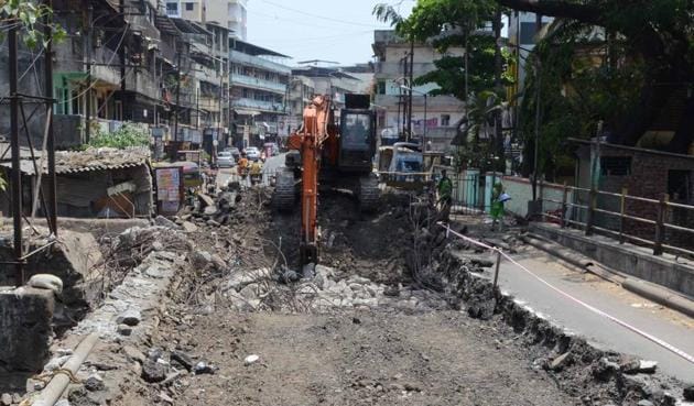 The demolition of the old bridge by PWD is expected to last for a month.(Rishikesh Chaudhary/HT)