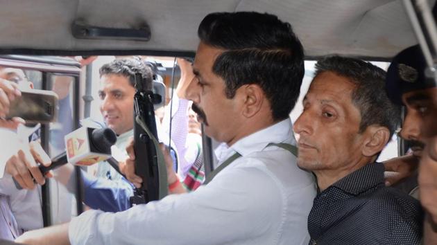 Police produce Vijay Singh (right), who allegedly shot dead assistant town and country planning officer Shail Bala Sharma during an anti-demolition drive on May 1, in a court in Kasauli on Friday.(PTI Photo)