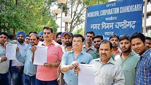 Municipal corporation contractors showing a memorandum they submitted to the MC commissioner, Jitender Yadav, at the civic body’s office in Sector 17, Chandigarh, on Friday.(Sikander Singh Chopra/HT) Municipal corporation contractors showing a memorandum they submitted to the MC commissioner, Jitender Yadav, at the civic body’s office in Sector 17, Chandigarh, on Friday.(Sikander Singh Chopra/HT)