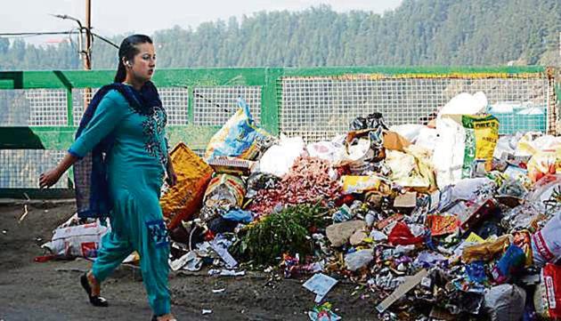 Residents are forced to throw garbage on roadside due to SEHB employees’ strike. (Deepak Sansta/HT) Residents are forced to throw garbage on roadside due to SEHB employees’ strike. (Deepak Sansta/HT)