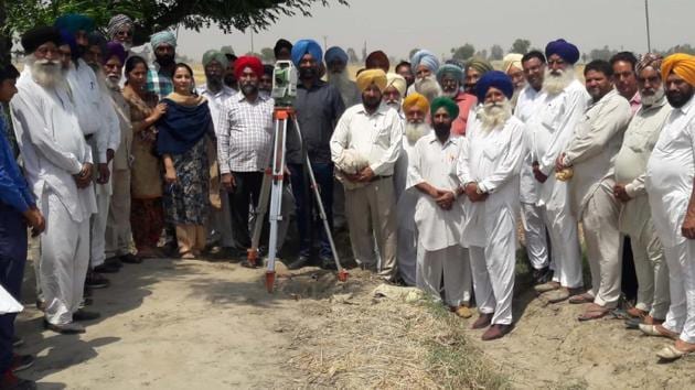 Under their initiative that started in August 2017, villagers have hired a private firm for accurate measurement, with GPS, for the demarcation of their land holdings across 7,000 acres in the village. (HT Photo) Under their initiative that started in August 2017, villagers have hired a private firm for accurate measurement, with GPS, for the demarcation of their land holdings across 7,000 acres in the village. (HT Photo)