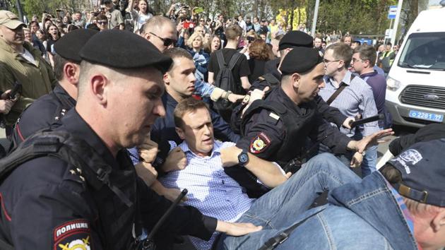 Russian police carrying a struggling opposition leader Alexei Navalny at a demonstration against President Vladimir Putin in Pushkin Square in Moscow, Russia, on Saturday.(AP photo) Russian police carrying a struggling opposition leader Alexei Navalny at a demonstration against President Vladimir Putin in Pushkin Square in Moscow, Russia, on Saturday.(AP photo)