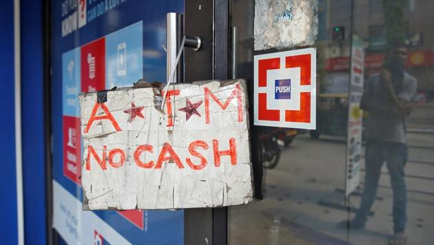 File photo of an ATM facility with a ‘no cash’ sign in Bengaluru on April 18.(REUTERS) File photo of an ATM facility with a ‘no cash’ sign in Bengaluru on April 18.(REUTERS)
