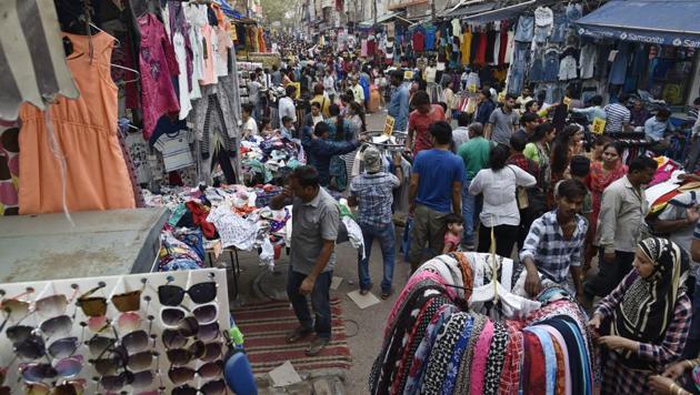 Encroachments by shop owners and street hawkers at Sarojini Nagar Market in New Delhi.(Sanchit Khanna/HT PHOTO)
