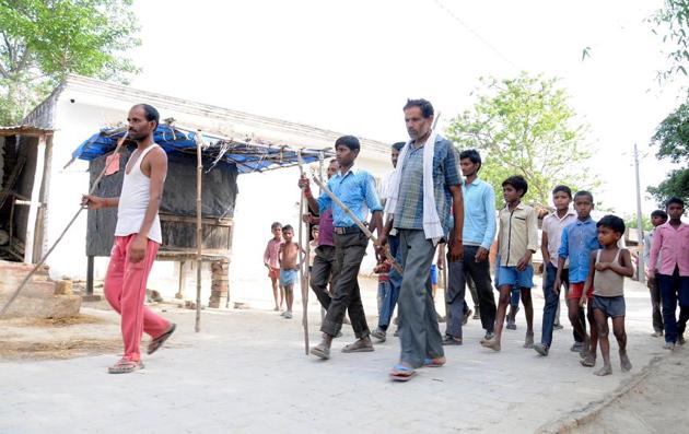 Villagers holding canes and combing in Budhanapur village in Sitapur. (Dheeraj Dhawan/HT Photo) Villagers holding canes and combing in Budhanapur village in Sitapur. (Dheeraj Dhawan/HT Photo)