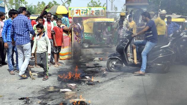 Locals block road with burning tyres to demand water and power in Bharatpur on Saturday.(HT PHOTO) Locals block road with burning tyres to demand water and power in Bharatpur on Saturday.(HT PHOTO)