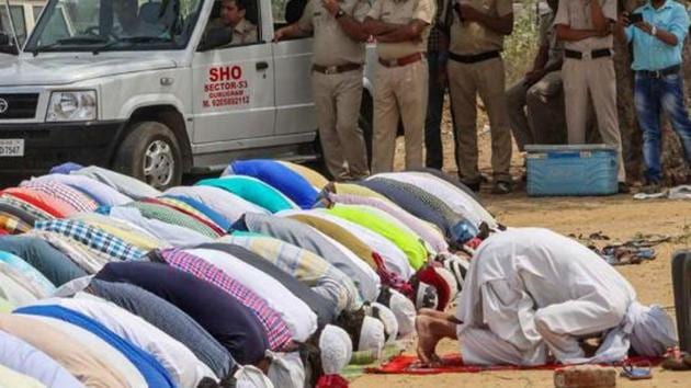File photo of Muslim community members offering namaz as police personnel look on, in Gurugram.(PTI Photo) File photo of Muslim community members offering namaz as police personnel look on, in Gurugram.(PTI Photo)
