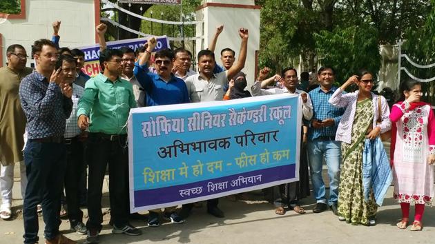 Parents protest outside a private school against the fee hike, in Jaipur on Saturday.(Prabhakar Sharma/HT)