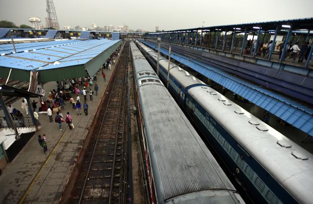 Walls will help the railways maintain safety on tracks, get rid of encroachers, reduce interference with cattle or other disturbances.(Sonu Mehta/HT FIle Photo) Walls will help the railways maintain safety on tracks, get rid of encroachers, reduce interference with cattle or other disturbances.(Sonu Mehta/HT FIle Photo)