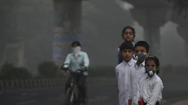 Children waiting for a school bus in the morning on a smoggy morning, New Delhi (File Photo)(Burhaan Kinu/HT) Children waiting for a school bus in the morning on a smoggy morning, New Delhi (File Photo)(Burhaan Kinu/HT)