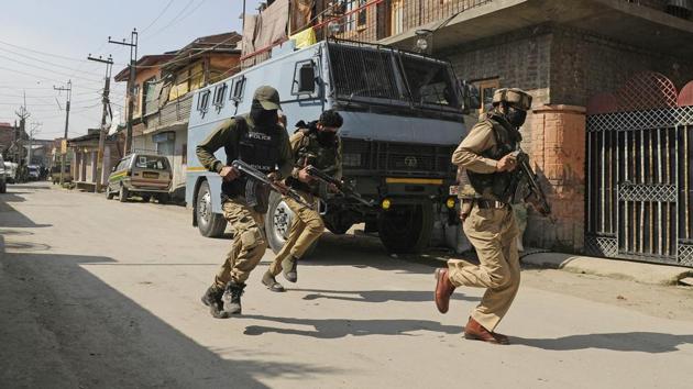 Securitymen take positions as an encounter rages with terrorists in Chattabal area of Srinagar on May 5.(Waseem Andrabi/HT Photo) Securitymen take positions as an encounter rages with terrorists in Chattabal area of Srinagar on May 5.(Waseem Andrabi/HT Photo)