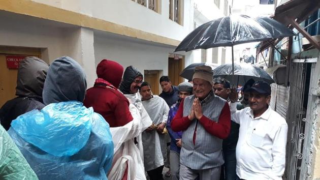 Former Uttarakhand chief minister Harish Rawat interacts with pilgrims on way to Kedarnath on Sunday.(HT Photo)