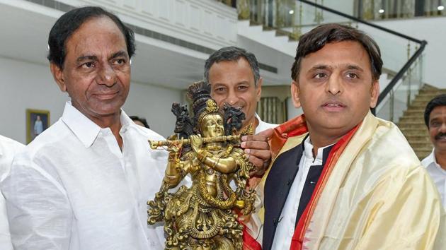 Samajwadi Party leader Akhilesh Yadav was in Hyderabad recently to meet Telangana chief minister K Chandrasekhar Rao to discuss the possibility of a third front.(PTI/File Photo)