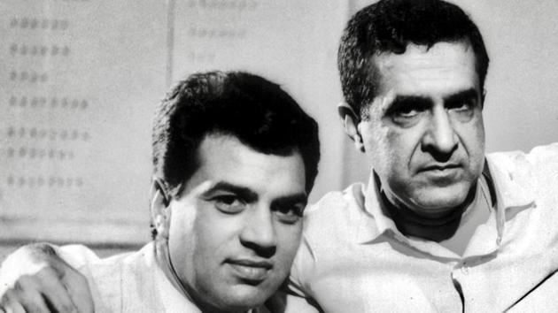 Dharmendra shared this picture with filmmaker Arjun Hingorani who died Saturday. Dharmendra shared this picture with filmmaker Arjun Hingorani who died Saturday.
