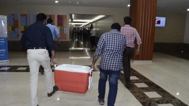 Dr Sharan Narute, transplant surgeon, was also present during the journey. (Ravindra Joshi/HT PHOTO) 