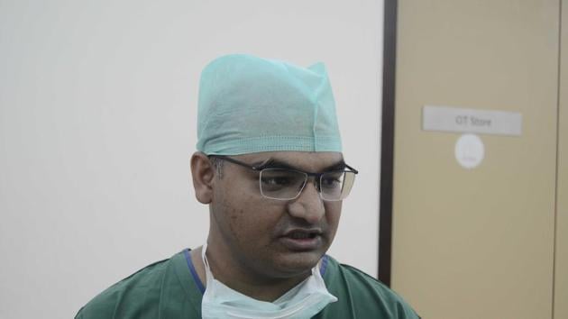 Dr Sharan Narote travelled with the organ from Kolhapur to Pune through the Green corridor on Saturday, May 5, 2018. (Ravindra Joshi/HT PHOTO) 