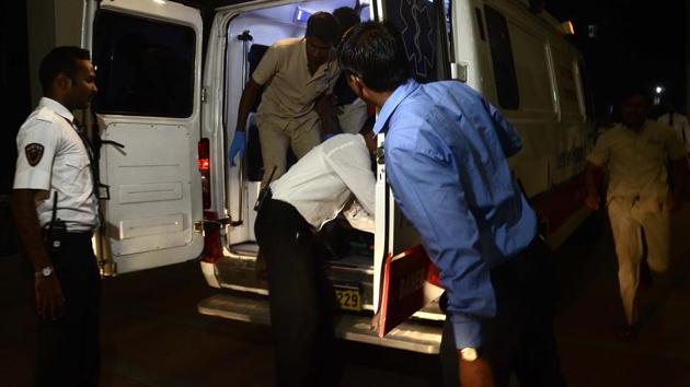 The traffic division had around 100 police officials manning the green corridor. The ambulance had two escorts at two places along the route - Satara and Kolhapur. (Ravindra Joshi/HT PHOTO) 