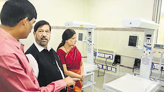 Siddharth Bhende, Pune deputy mayor, Girish Bapat, guardian minister and Mukta Tilak, Pune mayor at the inauguration of N ICU in Rajiv Gandhi Hospital on May 5, 2018.(SHANKAR NARAYAN/HT PHOTO)