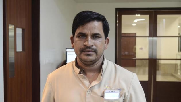 Driver Kiran Jadhav drove the ambulance which carried the organ from Kolhapur to Pune through the green corridor on Saturday, May 5, 2018. Jadhav has driven in a green corridor before but this was the first time he drove on a longer route. “It feels good that I was a part of the team which saved a life,” said Jadhav. (Ravindra Joshi/HT PHOTO) 