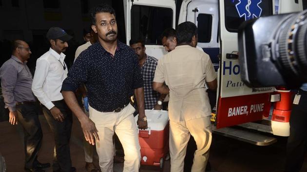 Jupiter hospital officials rush to deliver the liver donated by the 33-year-old man from Kolhapur to the 60-year-old patient on Saturday.(Ravindra Joshi/HT PHOTO) Jupiter hospital officials rush to deliver the liver donated by the 33-year-old man from Kolhapur to the 60-year-old patient on Saturday.(Ravindra Joshi/HT PHOTO)