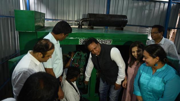 MLA Ashish Shelar ,Actress Diya Mirza and pali Hill Residents inaugurate "Poilot project of Mumbai'BIO-GAS'" at Water Reservoir,Pali Haill,Bandra(HT Photo)