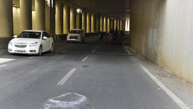 The spot where a collision took place between a Swift Dzire and a Mahindra Scorpio.(Sanjeev Verma/HT PHOTO) The spot where a collision took place between a Swift Dzire and a Mahindra Scorpio.(Sanjeev Verma/HT PHOTO)