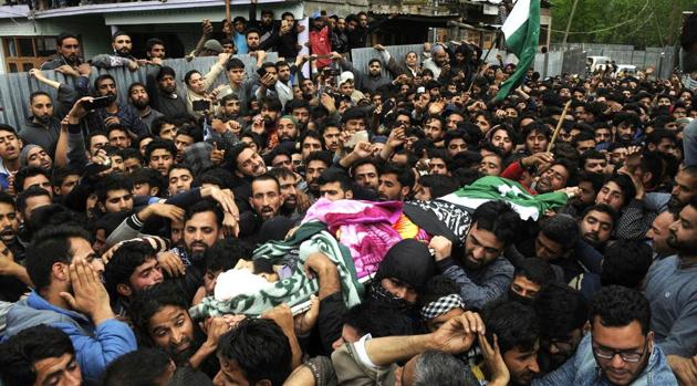 Villagers carry the body of deceased Mohammad Rafi Bhat an assistant professor during his funeral procession at his home district of Ganderbal in central Kashmir.(Waseem Andrabi / Hindustan Times)