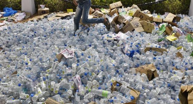 A person will get Rs 1 for an empty water bottle and Rs 2 or Rs 3 each for a glass bottle and a beer cane. Apart from it, wrappers will be for 20 paise to 50 paise, depending on size.(HT File/Representative image) A person will get Rs 1 for an empty water bottle and Rs 2 or Rs 3 each for a glass bottle and a beer cane. Apart from it, wrappers will be for 20 paise to 50 paise, depending on size.(HT File/Representative image)