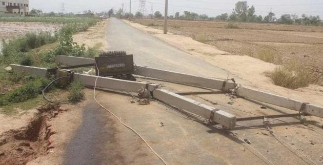 The storm uprooted large number of electricity poles in many districts under Agra discom.(HT File Photo)