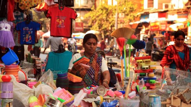 The Maharashtra government has given plastic consumers and manufacturers time till June 23 to dispose of all banned plastic items, after which the municipal corporation will start taking punitive action against violators.(HT FILE)